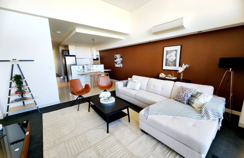 East Perth Apartment | Bright 3bdrm City Skyline views CATBus,WACA,Optus