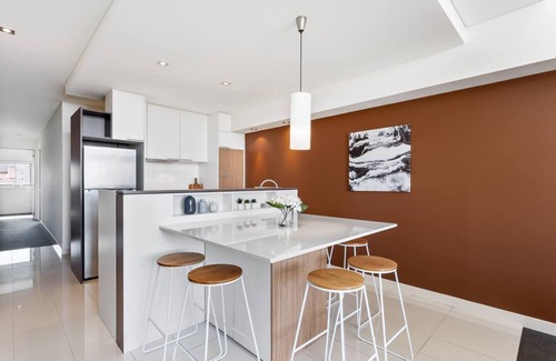 East Perth Apartment | Bright 3bdrm City Skyline views CATBus,WACA,Optus