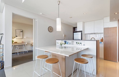 East Perth Apartment | Bright 3bdrm City Skyline views CATBus,WACA,Optus