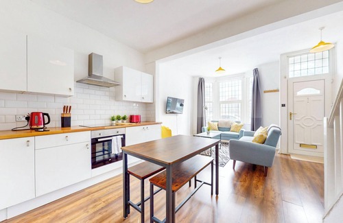 Upper Edmonton House | Bright 3Bed House 10Min to Meridian Water Station