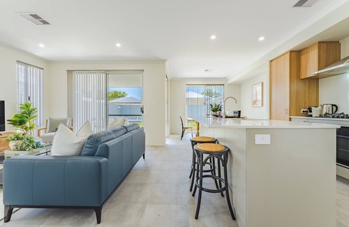 Rockingham House | Bright & Airy 3-Bed House Near Rockingham Beach