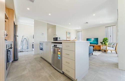 Rockingham House | Bright & Airy 3-Bed House Near Rockingham Beach