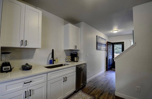 West End House | Bright & Airy 4 Bedroom Villa in North Tacoma