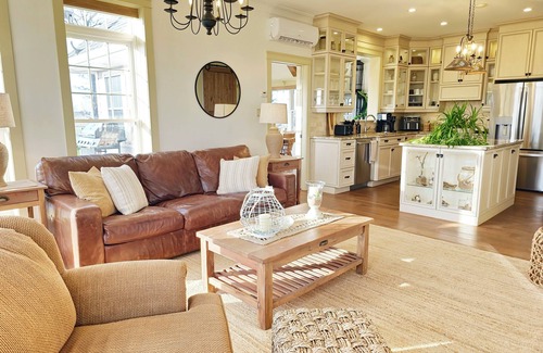 Princetown House | Bright & Airy Beach House – Bay Views, Wraparound Deck & Room to Unwind