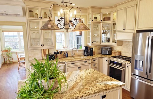 Princetown House | Bright & Airy Beach House – Bay Views, Wraparound Deck & Room to Unwind