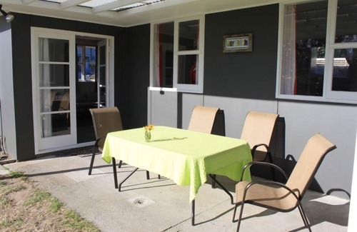 Waikanae House | Bright airy classic Bach ~ near beach ~ quiet location ~ grassy section.