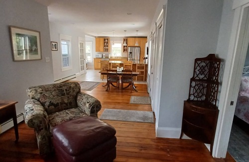 Bristol Apartment | Bright and airy two bedroom apt in downtown Bristol steps from the parade route.