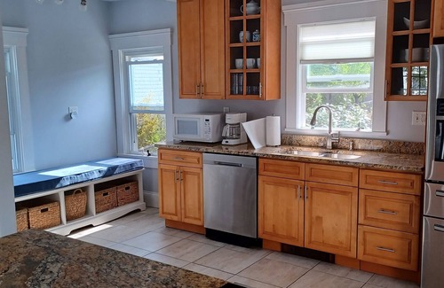 Bristol Apartment | Bright and airy two bedroom apt in downtown Bristol steps from the parade route.