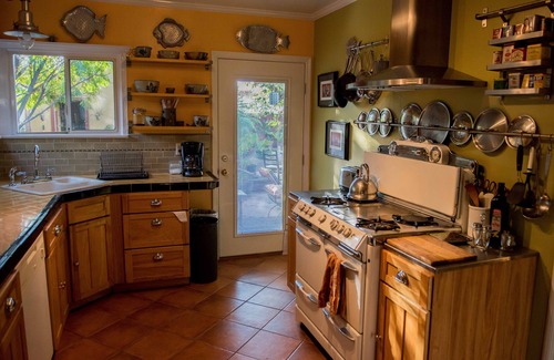 North Hollywood House | Bright and Cheerful North Hollywood House - In Quiet Neighborhood!