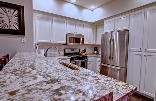 Talon Retreat House | Bright and Clean! - Encore Gated Community - Contemporary Furniture -