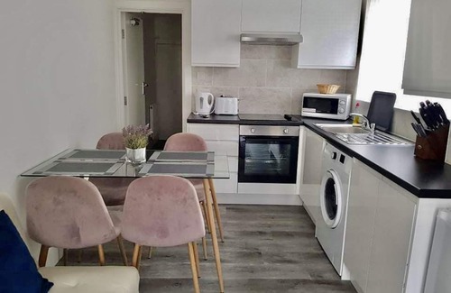 Plaistow South Apartment | Bright and cosy ground floor accommodation