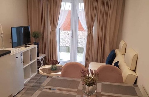 Plaistow South Apartment | Bright and cosy ground floor accommodation
