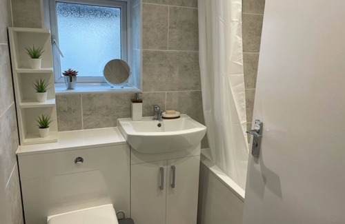 Plaistow South Apartment | Bright and cosy ground floor accommodation