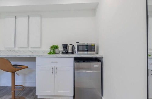 Little Ranches Apartment | Bright and Cozy 1bed/w free parking!