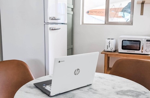 Peninsula Apartment | Bright and Cozy Modern Studio, Steps from the Beach.