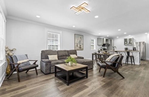Villa Heights House | Bright and Modern - Close to Everything
