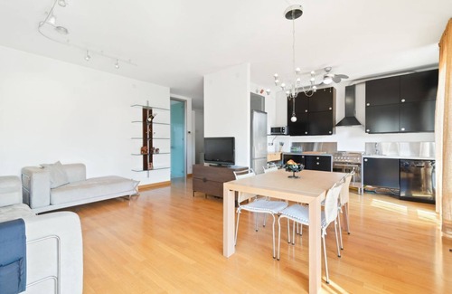 Padova Apartment | Bright and spacious 100- sqm 2-bedroom apartment of located on the second floor of a building without a lift that can accommodate up to 5 people!The apartment is located on a quiet street, closed to traffic and it boasts a sunny 12sqm terrace.Equipped wi