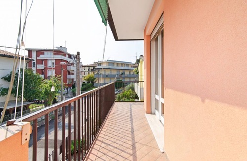 Padova Apartment | Bright and spacious 100- sqm 2-bedroom apartment of located on the second floor of a building without a lift that can accommodate up to 5 people!The apartment is located on a quiet street, closed to traffic and it boasts a sunny 12sqm terrace.Equipped wi