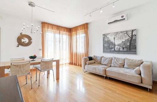 Padova Apartment | Bright and spacious 100- sqm 2-bedroom apartment of located on the second floor of a building without a lift that can accommodate up to 5 people!The apartment is located on a quiet street, closed to traffic and it boasts a sunny 12sqm terrace.Equipped wi