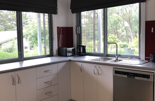 Creswick House | Bright and spacious bungalow in authentic bush setting