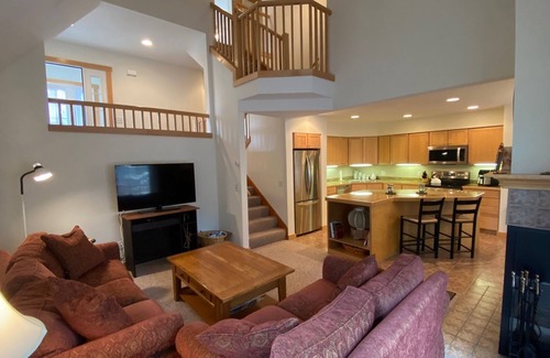 West Dover House | Bright and Spacious Kingswood Townhome Less than a Mile To Mount Snow, Sleeps 10