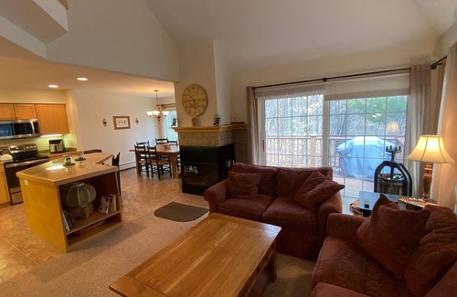 West Dover House | Bright and Spacious Kingswood Townhome Less than a Mile To Mount Snow, Sleeps 10