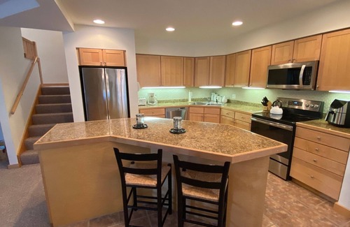 West Dover House | Bright and Spacious Kingswood Townhome Less than a Mile To Mount Snow, Sleeps 10