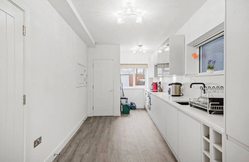 East Acton Apartment | Bright and stylish 1 bedroom flat, great location!