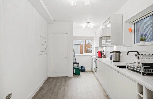 East Acton Apartment | Bright and stylish 1 bedroom flat, great location!