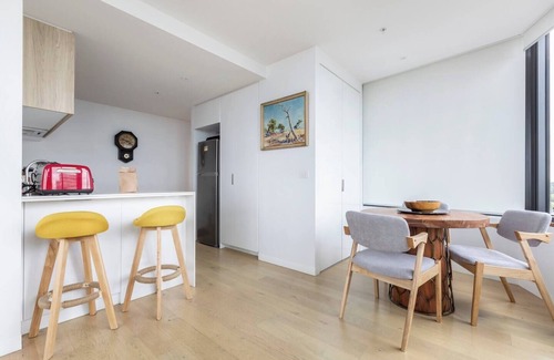 St Kilda Apartment | Bright and Stylish with Bay Views Pool and Sauna