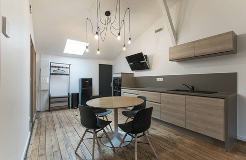 Castillon-la-Bataille Apartment | Bright apartment with air conditioning and high ceilings