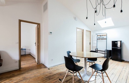 Castillon-la-Bataille Apartment | Bright apartment with air conditioning and high ceilings
