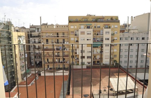 Sant Antoni Apartment | Bright apartment in the center of Barcelona.