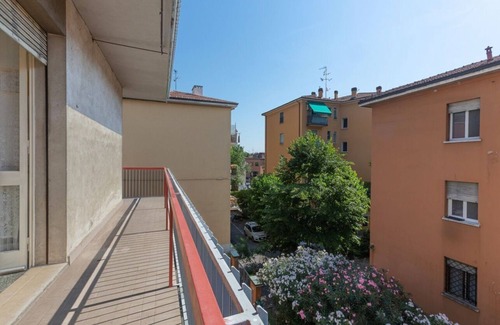 San Donato-San Vitale Apartment | Bright apartment with balcony equipped with the main comforts to comfortably accommodate up to 3 people and very quiet thanks to the view on a silent internal street. The accommodation is located in the San Vitale district, a very green residential area,