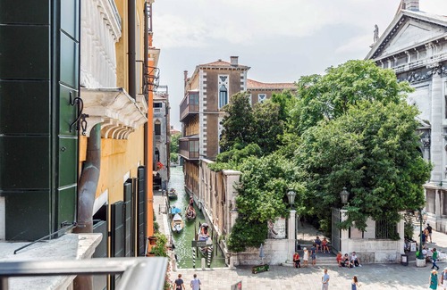 San Marco Apartment | Bright Apartment with open view on Campo Santo Stefano