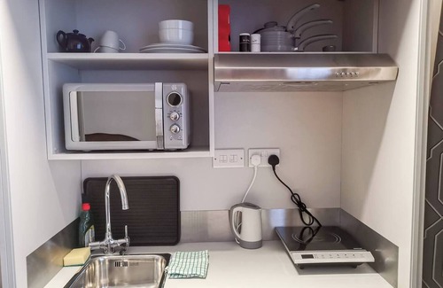 Portsmouth Apartment | Bright Art Deco Studio in Central Location