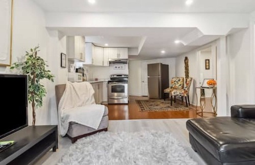Churchill Meadows House | Bright Basement retreat in Mississauga