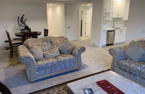 Cochrane Apartment | Bright Basement Suite Close to the Mountainsnn