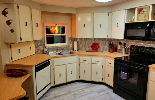 Edgewater House | Bright, Beautiful and Clean Intracoastal Home