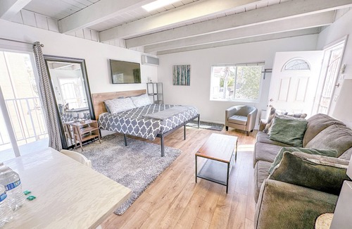 Crown Point Apartment | Bright & Breezy Bay Crown Point Studio +AC +Bikes BLUE HILL