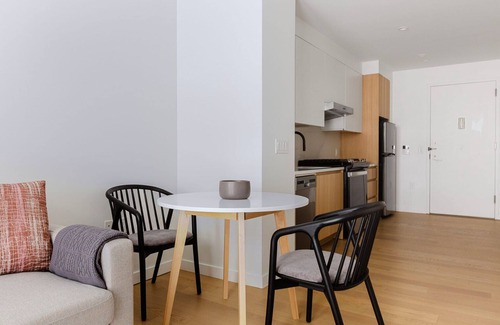 Brooklyn Heights Apartment | Bright Brooklyn Heights 1BR w/Gym & Doorman, nr BB Park, by Blueground