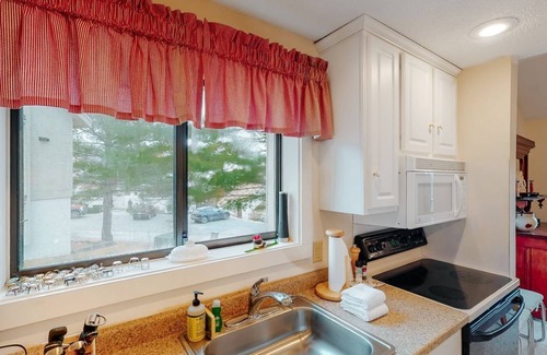 Bromley Mountain Condo | Bright & cheery condo with seasonal pool access