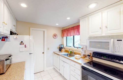 Bromley Mountain Condo | Bright & cheery condo with seasonal pool access