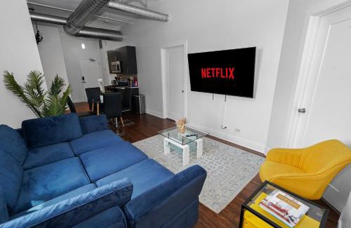 Near South Side Apartment | Bright Chicago 420-Friendly 3BR Retreat Smoke Friendly Unit Near McCormick Place Convention and Museum Campus
