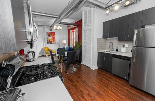 Near South Side Apartment | Bright Chicago 420-Friendly 3BR Retreat Smoke Friendly Unit Near McCormick Place Convention and Museum Campus
