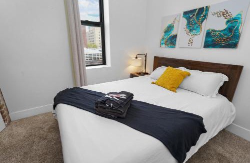 Near South Side Apartment | Bright Chicago 420-Friendly 3BR Retreat Smoke Friendly Unit Near McCormick Place Convention and Museum Campus
