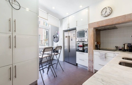 Lisbon Old Town Apartment | Bright City Centre, subway at 10m, 6 Rooms, 18 pax