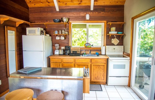 Pupukea Cottage | Bright, clean, airy Rocky Point Beach 1 bedroom loft. Steps to beach & bike path