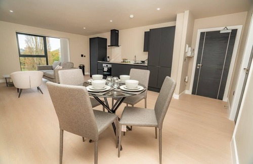 Bloxwich Apartment | Bright & Contemporary 2 Bed Flat in Birmingham