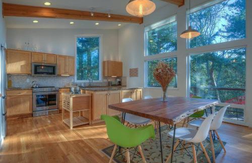 Eastsound House | Bright, Contemporary, Walk To Town & Beach